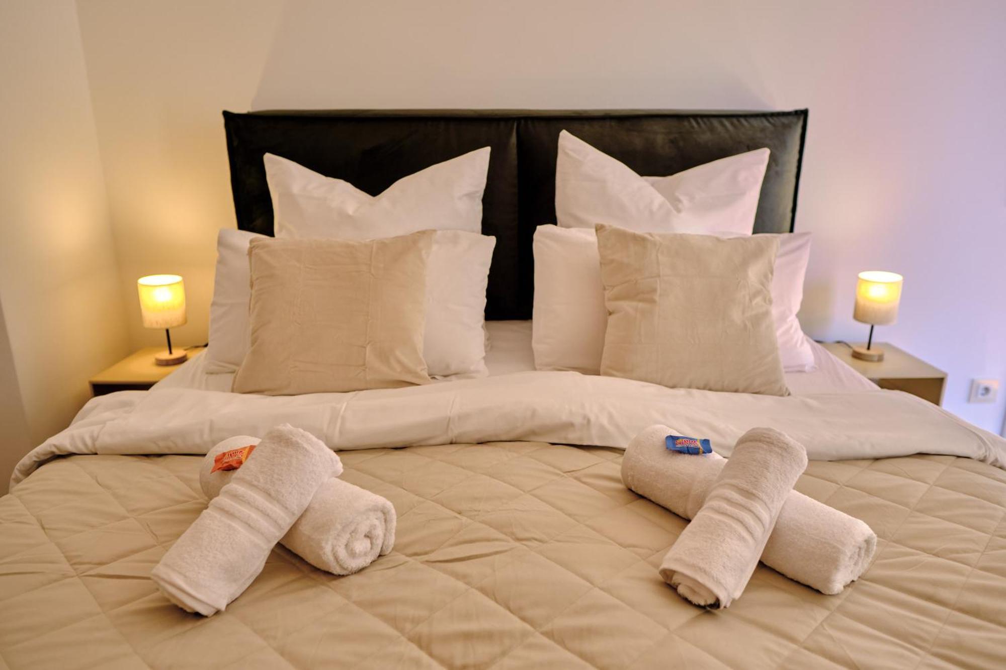 Historisches Deluxe Apartment Im Marianum نيوس الغرفة الصورة