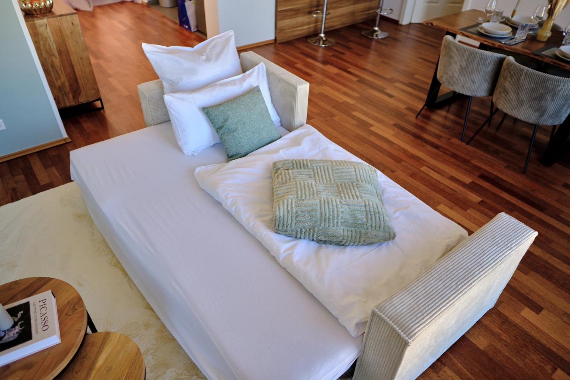 Historisches Deluxe Apartment Im Marianum نيوس الغرفة الصورة